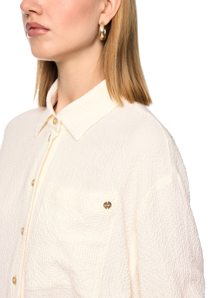 creamy shirt, Kragenhemd, strukturierte Stoff, goldene Knopf, Hülsenohrring