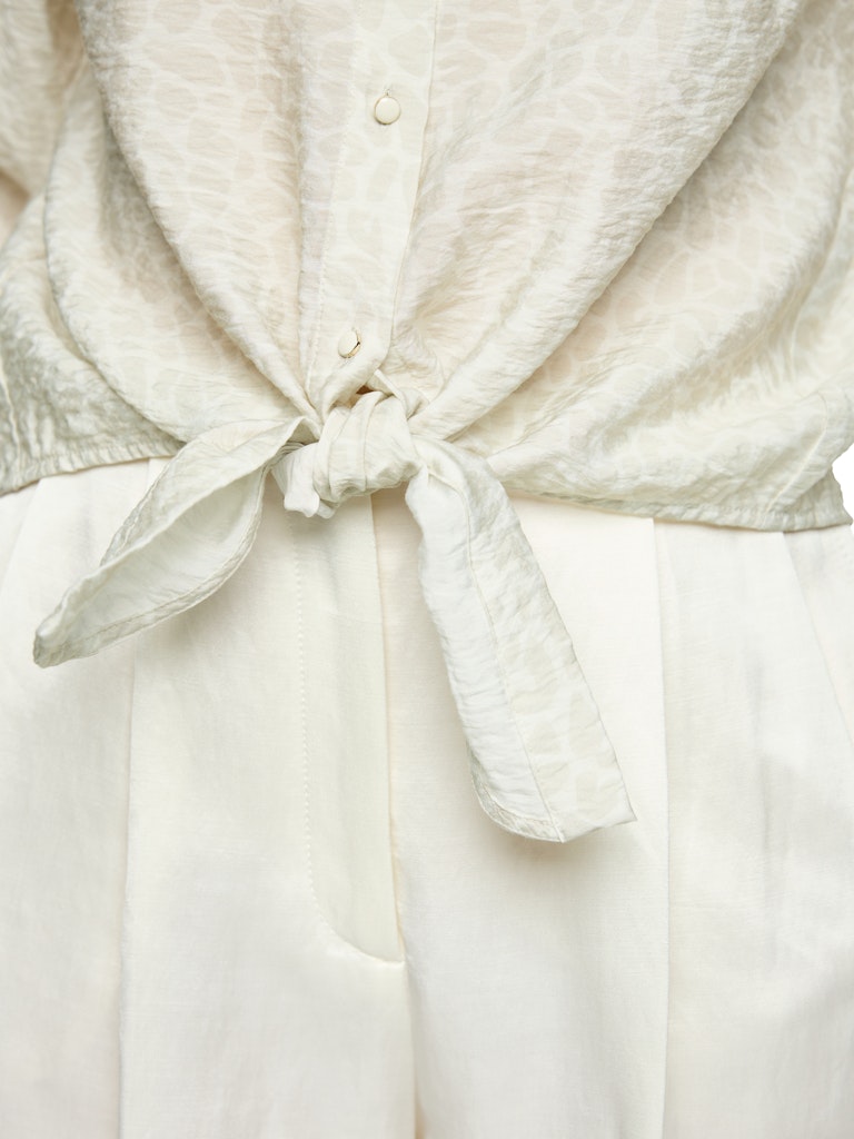 geknotetes Hemd, knitteriges/knitterndes Gewebe, creme Bluse, Knopfleiste, Vorne gebundet